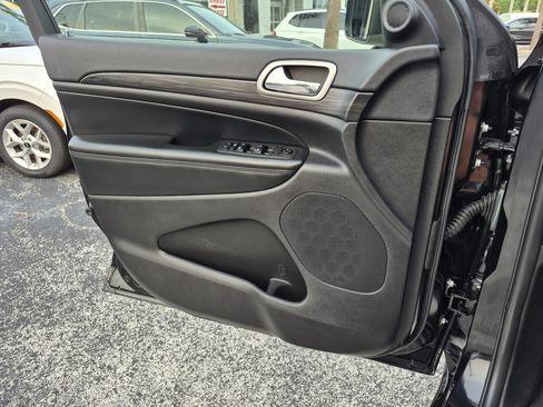 Used 2021 Jeep Grand Cherokee Laredo X AWD/4WD image 25