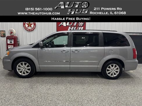Used 2014 Chrysler Town & Country Touring image 1