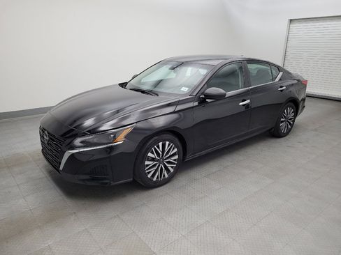 Used 2024 Nissan Altima 2.5 SV image 2