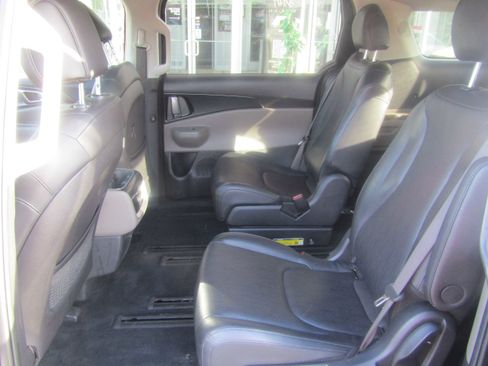 Used 2025 Kia Carnival FWD image 13