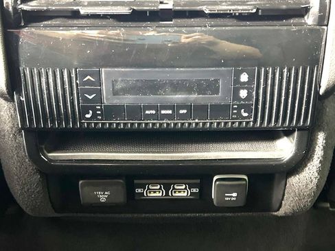Used 2022 Jeep Wagoneer Series III w/ Rear Seat Video Group 1 AWD/4WD image 21