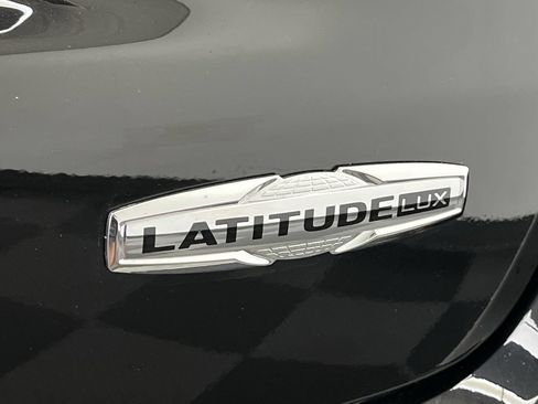 Used 2023 Jeep Compass Latitude AWD/4WD image 29