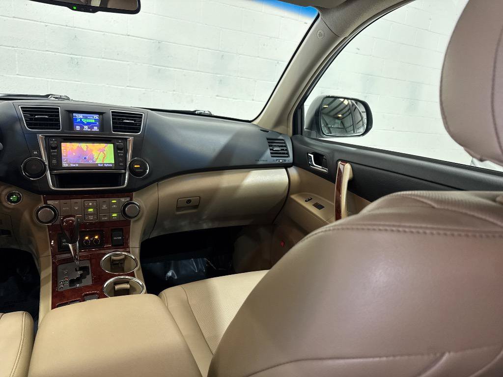 Used 2013 Toyota Highlander Limited AWD/4WD image 55