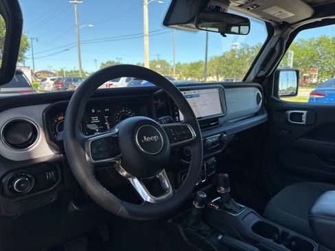 Used 2025 Jeep Wrangler Unlimited Sahara AWD/4WD image 22