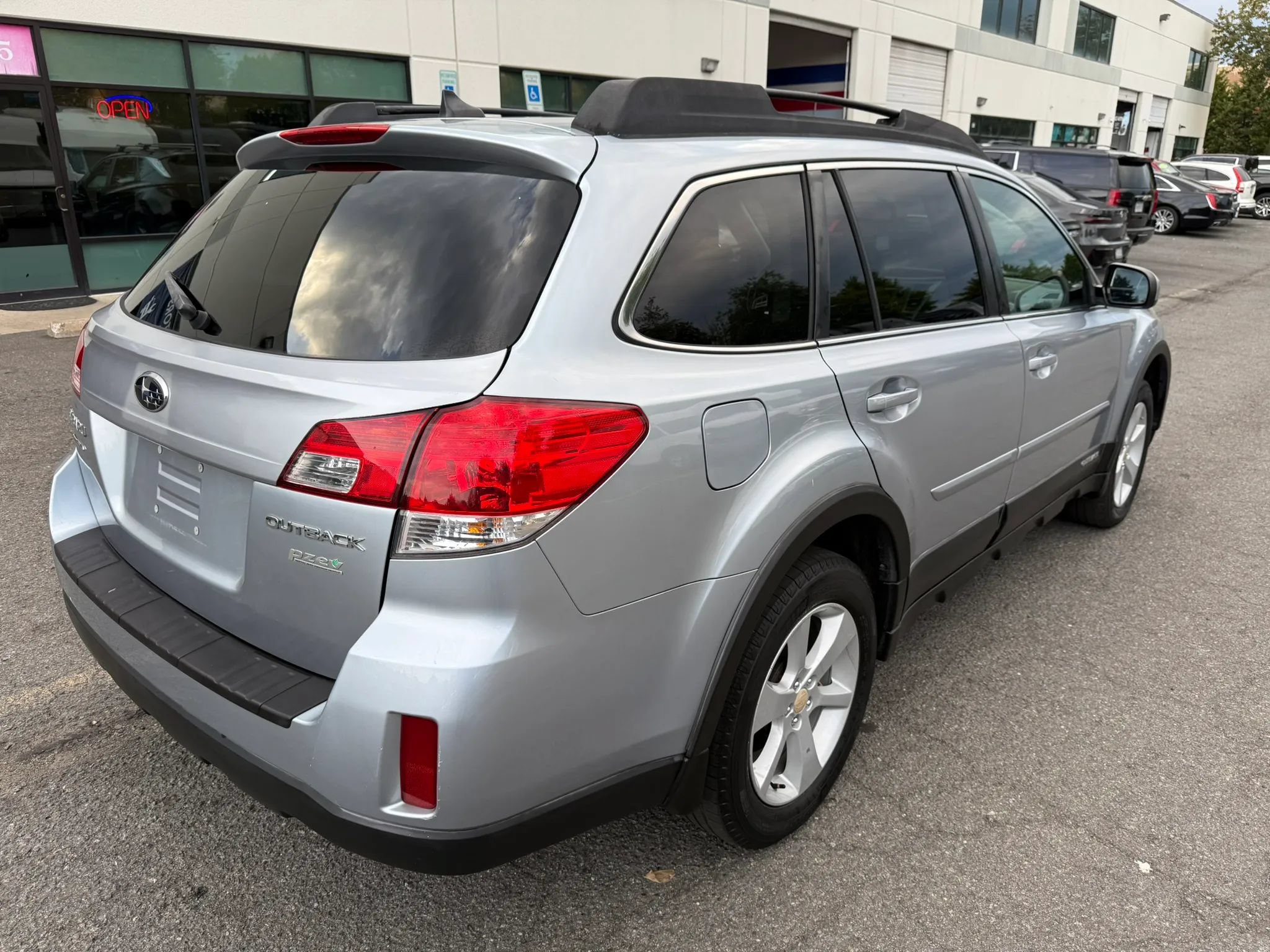 Used 2014 Subaru Outback 2.5i Premium w/ Moonroof Package AWD/4WD image 4