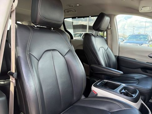 Used 2024 Chrysler Pacifica Touring-L FWD image 25