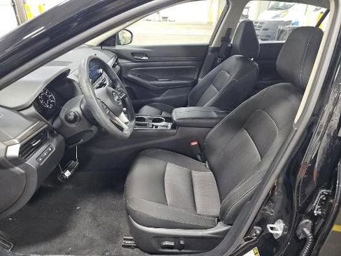 Used 2024 Nissan Altima 2.5 SV image 2