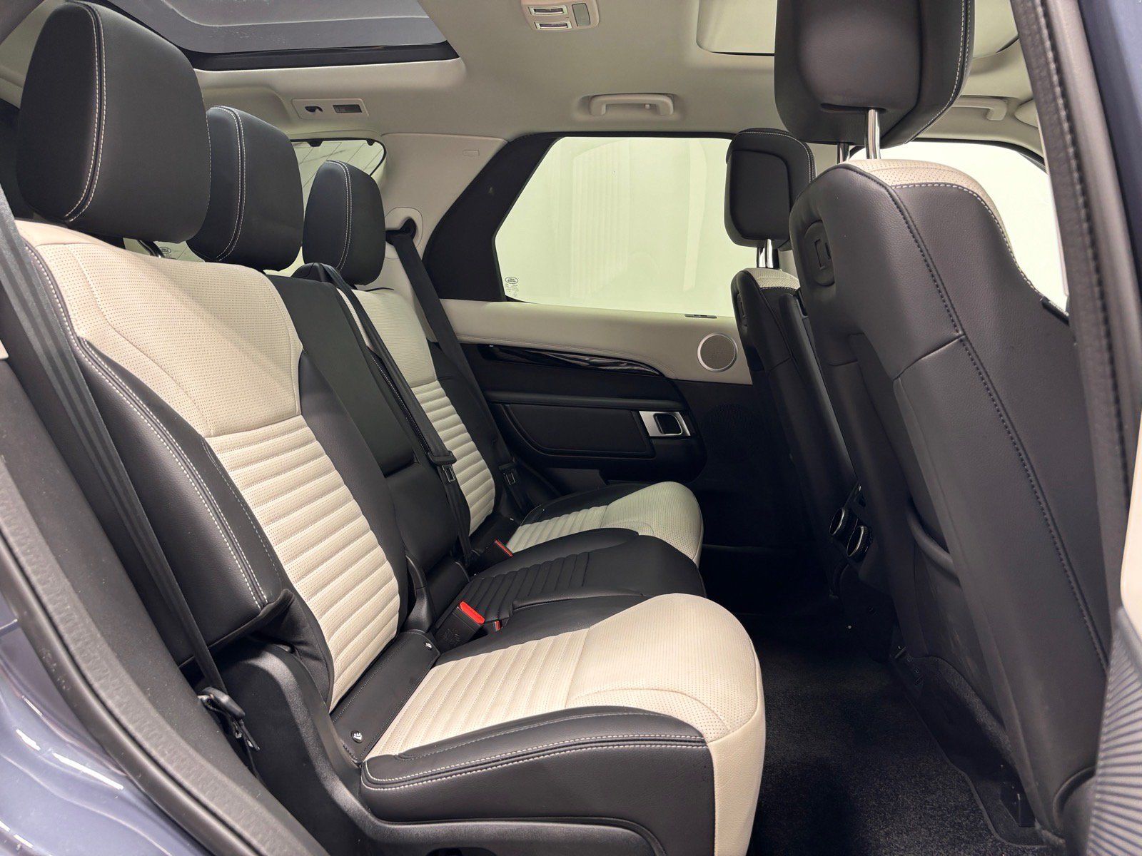 New 2025 Land Rover Discovery S AWD/4WD image 39
