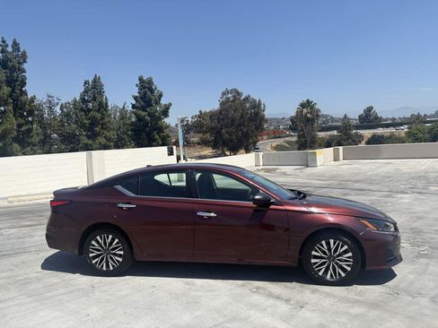 Used 2025 Nissan Altima 2.5 SV FWD image 33