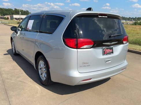Used 2022 Chrysler Voyager LX FWD image 7