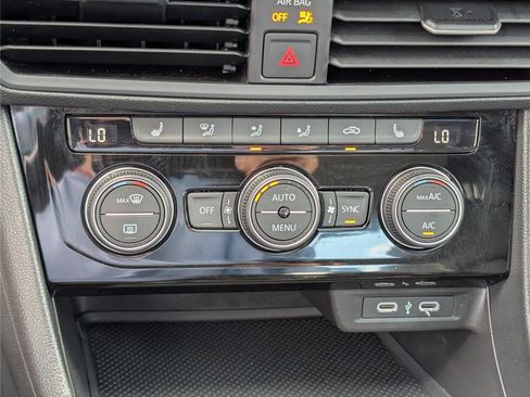 Used 2024 Volkswagen Jetta SE w/ Panoramic Sunroof Package FWD image 26