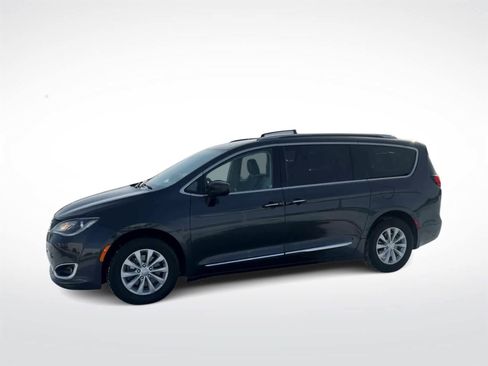 Used 2019 Chrysler Pacifica Touring-L image 5