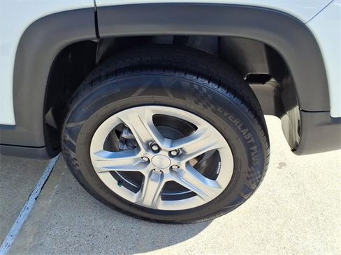 Used 2024 Jeep Compass Latitude image 18