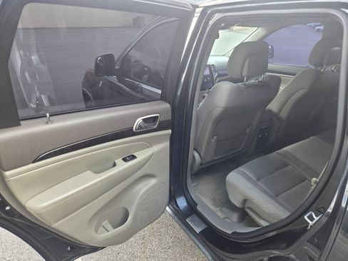 Used 2012 Jeep Grand Cherokee Laredo w/ Laredo E Group AWD/4WD image 31