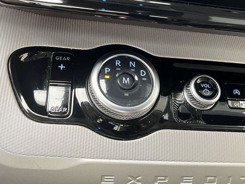 Used 2025 Ford Expedition Active AWD/4WD image 30