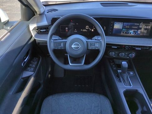 Used 2025 Nissan Kicks SV image 16