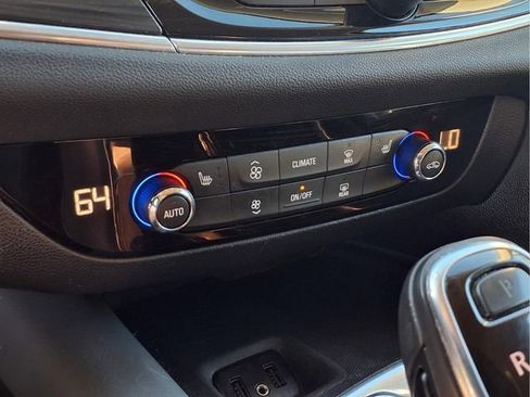 Used 2019 Buick Enclave Essence FWD image 8