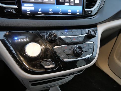 Used 2024 Chrysler Pacifica Touring-L image 23