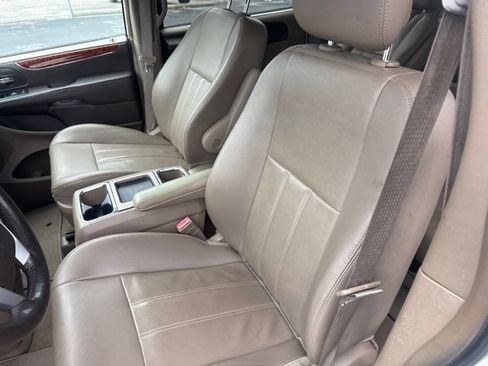 Used 2013 Chrysler Town & Country Touring FWD image 23