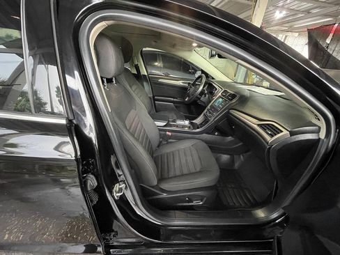 Used 2019 Ford Fusion SE FWD image 4