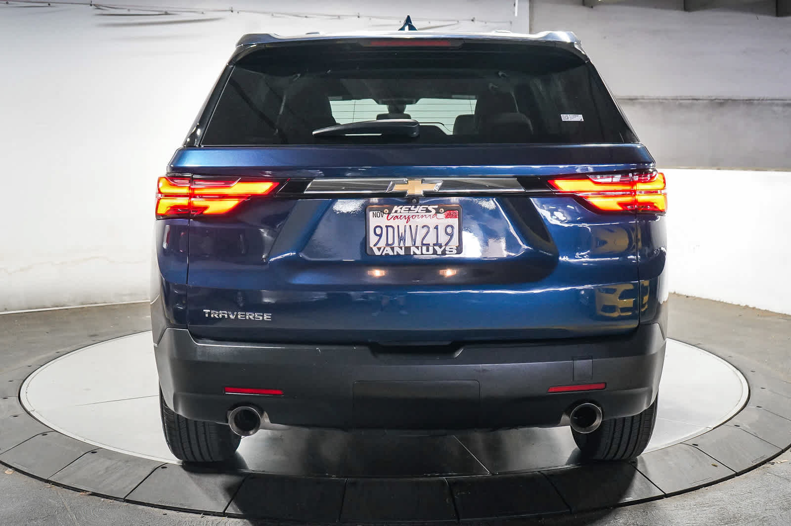 Used 2023 Chevrolet Traverse LS w/ LPO, Cargo Package FWD image 5
