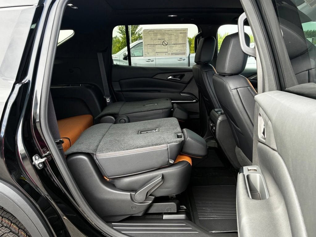 New 2027 Chevrolet Traverse Z71 w/ Driver Confidence Package AWD/4WD image 32