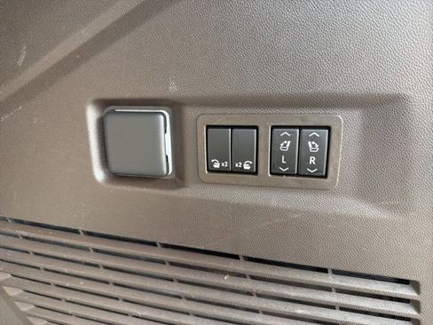 Used 2021 GMC Yukon Denali w/ Denali Premium Package image 8