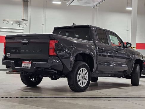 Used 2025 Toyota Tacoma SR5 AWD/4WD image 18