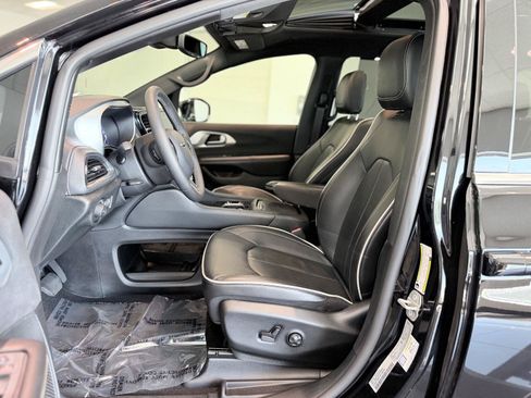 Used 2026 Chrysler Pacifica Limited FWD image 38