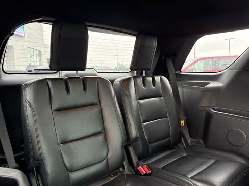 Used 2016 Ford Explorer XLT w/ Equipment Group 202A FWD image 18