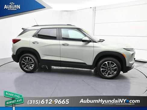 Used 2025 Chevrolet TrailBlazer LT w/ LT Cold Weather Package AWD/4WD image 15