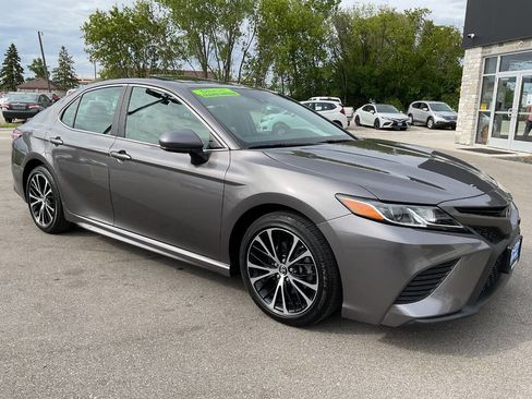 Used 2018 Toyota Camry SE w/ Moonroof Package FWD image 10