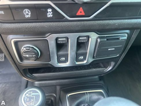 Certified 2025 Jeep Wrangler Sport AWD/4WD image 21