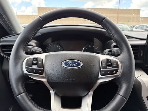 Used 2023 Ford Explorer XLT AWD/4WD image 13