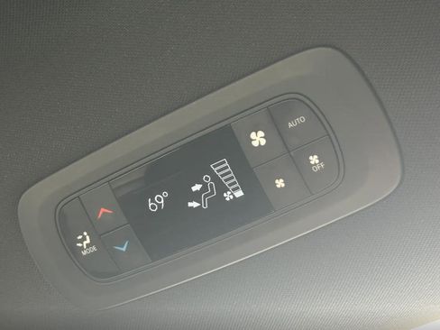 Used 2025 Chrysler Pacifica Limited image 6