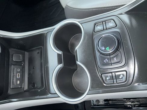 Used 2022 GMC Terrain SLT w/ Infotainment Package II image 13