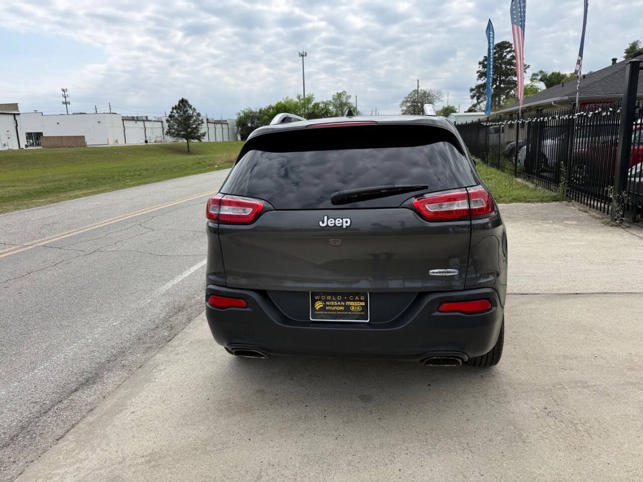 Used 2017 Jeep Cherokee Latitude w/ Comfort & Sound Group FWD image 8