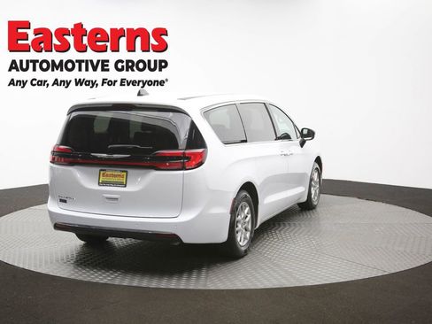Used 2024 Chrysler Pacifica Touring-L FWD image 41