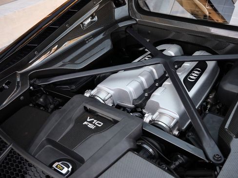 Used 2017 Audi R8 V10 w/ Carbon Exterior Package image 23