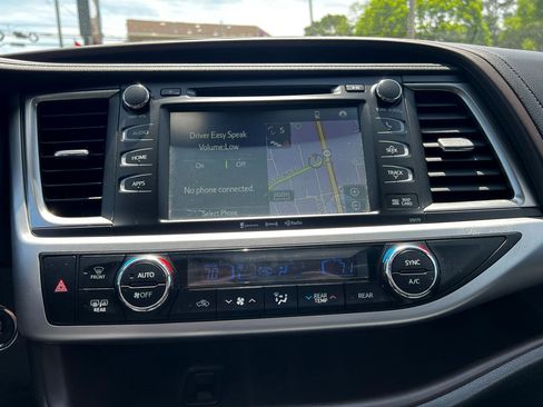 Used 2017 Toyota Highlander XLE image 16