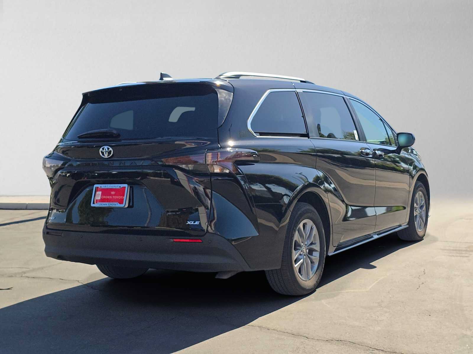 Used 2026 Toyota Sienna XLE FWD image 3