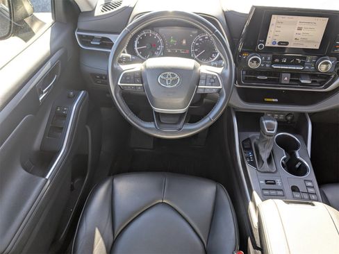 Used 2024 Toyota Highlander XLE image 19