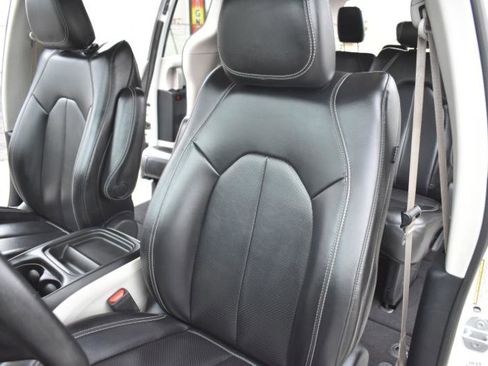 Used 2020 Chrysler Voyager Lxi image 25