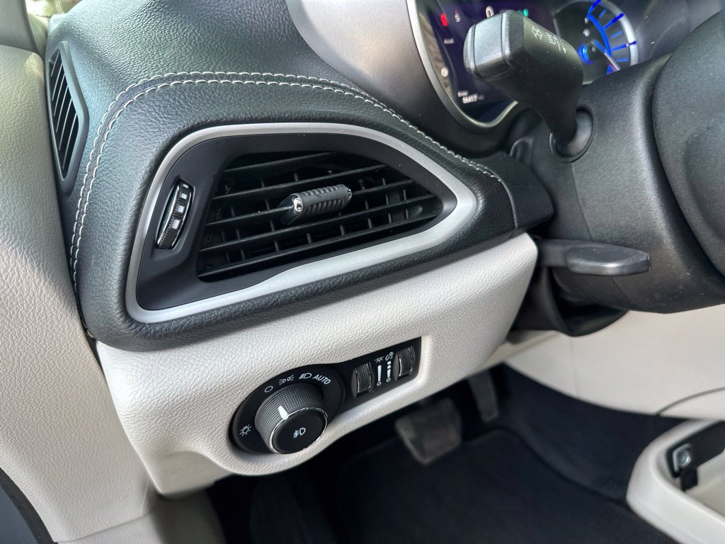 Used 2022 Chrysler Pacifica Touring-L w/ Uconnect Theater Family Group FWD image 22