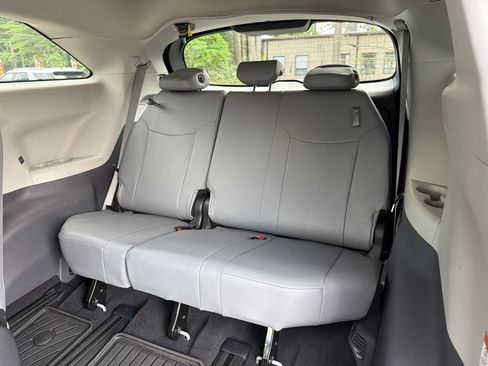 Used 2024 Toyota Sienna XLE AWD/4WD image 21