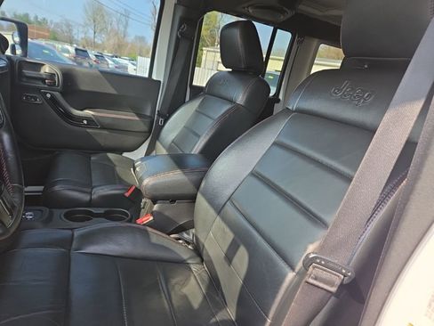 Used 2012 Jeep Wrangler Unlimited Sahara image 18