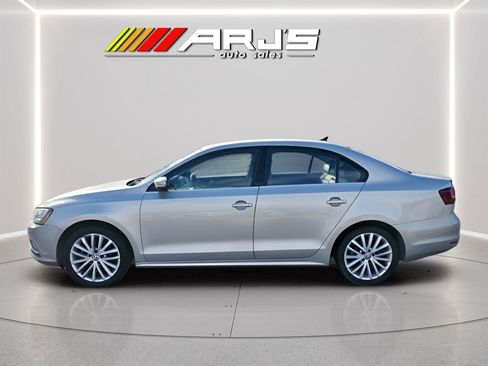 Used 2016 Volkswagen Jetta SEL w/ Lighting Package FWD image 2