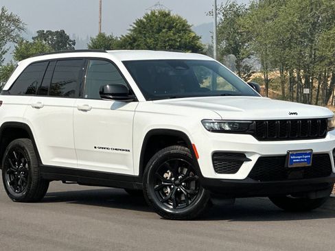 Used 2024 Jeep Grand Cherokee Altitude AWD/4WD image 1