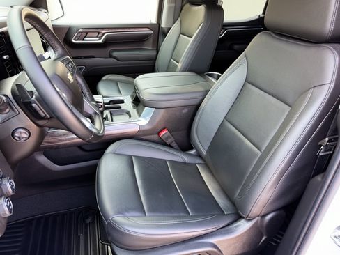 Certified 2025 Chevrolet Silverado 1500 LTZ RWD image 5