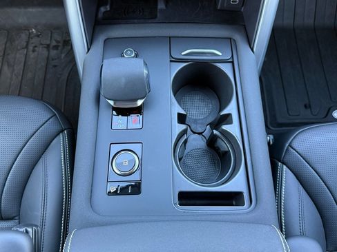 Certified 2025 Land Rover Discovery Dynamic SE image 21